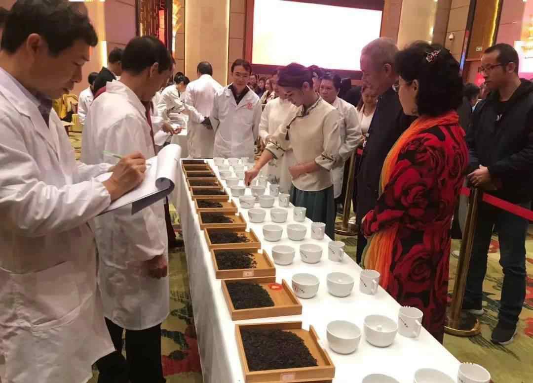  Cuộc thi "đấu trà" dân gian tranh cúp Tam hạc ở Ngô Châu, Quảng Tây (Trung Quốc) năm 2021, thu hút gần 100 “lưỡi vàng” (đấu sĩ) và 259 mẫu trà tham gia